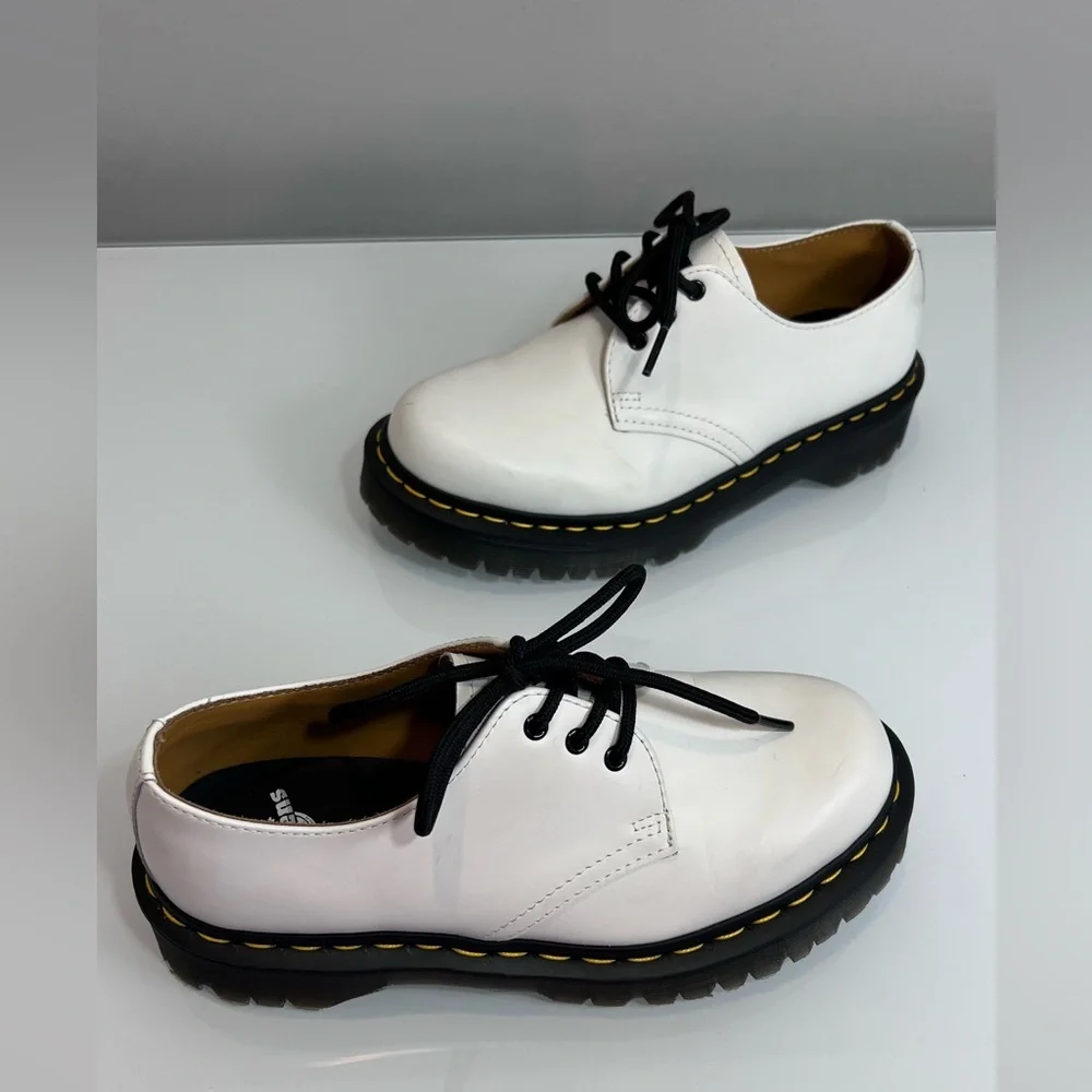 Dr. Martens 1461 Smooth Leather Oxford shoe in white. Like new size 6 US